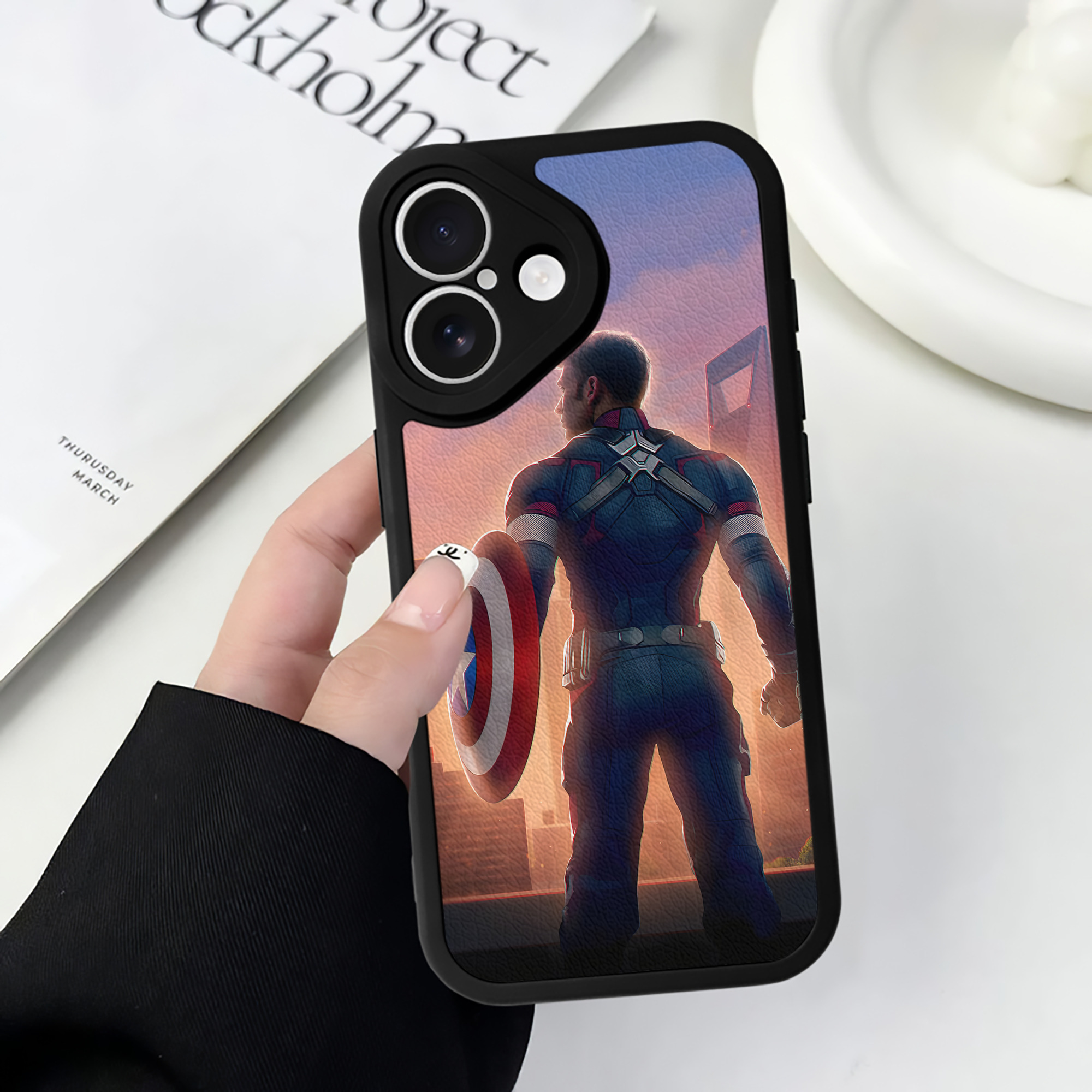 （画像用） アベンジャーズ The Avengers 【iPhone 16シリーズ対応】シリコンスマホケース（レザー調） 材質：シリコン